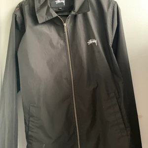 Stüssy overshirt  - Snygg overshirt från stüssy. Storlek S. Sparsamt använd. 