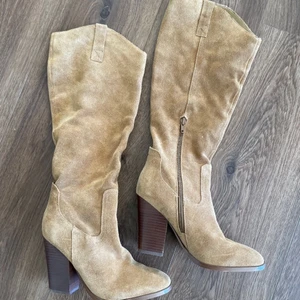 Beiga klackar - Super snygga! Passar perfekt över jeans eller till kjol, burkar skrynkla ihop det lite så dem korvar sig på benet! 150kr+frakt