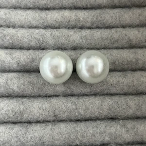 Örhängen med pärlor - Näst intill oanvänd örhängen med vita pärlor, ca 1,5 cm i diameter. 
