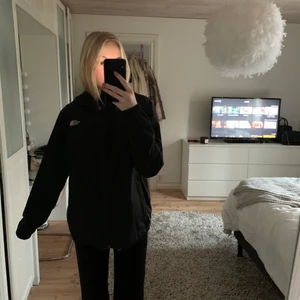 North face jacka - North face W quest jacka, i jättebra skick utan defekter😇 Används inte längre! Köptes för 1199