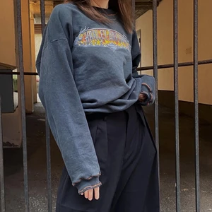 Harley Davidson tröja  - Supergo Harley Davidson tröja med orangea sömmar. Storleken funkar för många beroende på vilken fit du vill ha. Bara att skriva om du har frågor!