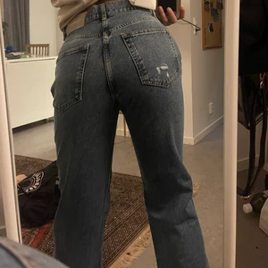 Pull & bear jeans - Säljer mina jeans från Pull&Bear då de är för stora tyvärr!! Aldrig använda, lappen och allt sitter kvar. Fick de i present men de passa tyvärr inte :( Köpare står för frakt!!❤️