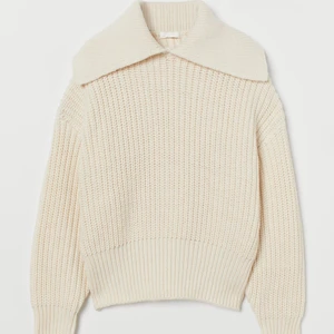 Stickad tröja  - En jättefin stickad tröja från H&M som är använd 2 gånger. Tröjan är mysig och sticks inte. För mer frågor eller bilder skriv till mig❤️‍🔥