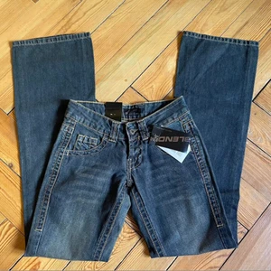 Lågmidjade raka/flare - Helt nya jeans med prislapp kvar! Dom har ganska långa fickor som går ner över rumpan. Skitsnygga lite wide leg. Väldigt lågmidjade. TOPPENkvalité😍