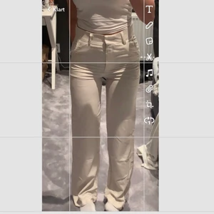 Linnebyxor - Ett par perfekta linnebyxor till sommaren, långa för mig som är 168🙌🏼 Byxorna är från Madlady och är i storlek Xs längd 32😍 säljer pga har blivit för små för mig,första bilden är från i somras 🥰 Byxorna är slutsålda på hemsidan och nypris är 549kr