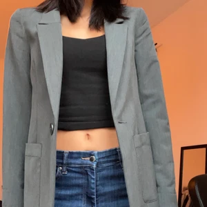 Grå kavaj - Grå kavaj som jag köpt på second hand, men från H&m ursprungligen. Säljer då jag inte har någon användning av den, inga defekter!