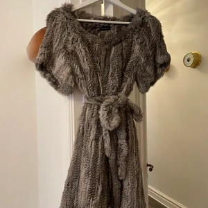 Pälsklänning/kofta  - Äkta pälskofta från Lou Andrea, knappt använd i nyskick. 
