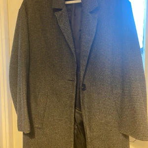 Kappa - En kappa i oversize. Sparsamt använd. Kappan slutar lite ovanför knät på mig som är 1.67