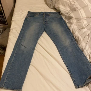 Jeans - Levis jeans, sitter som på bilden lite små för mig kanske, men skicket är topp använt väldigt få gånger. Skriv om du har några fler frågor!