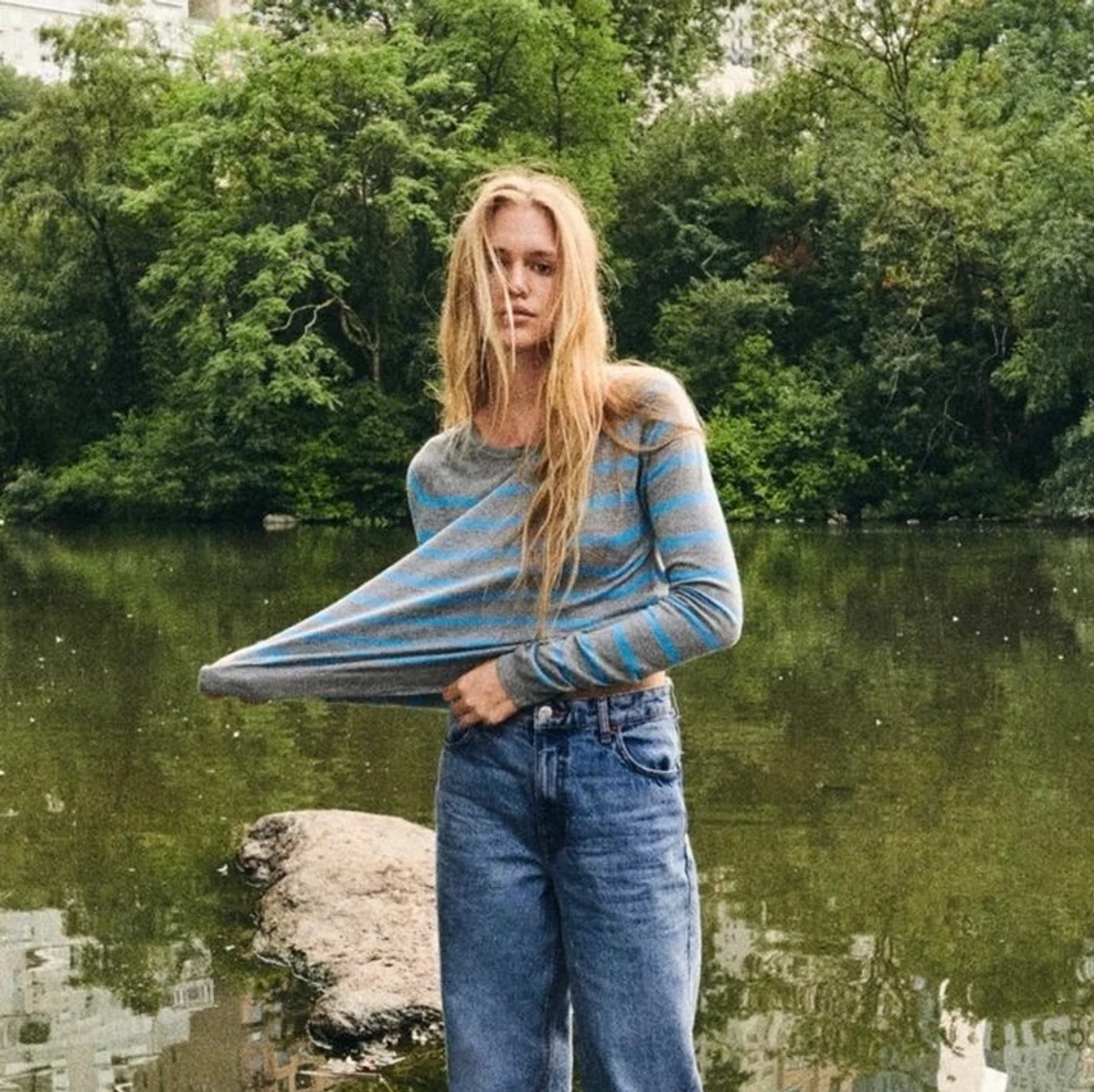 Grå blå randig zara tröja