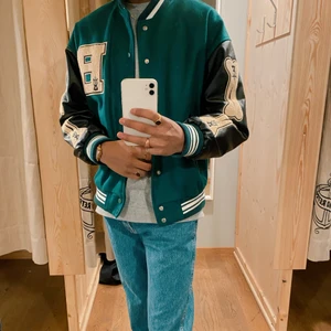 Collegejacka - En knappt använd collegejacka i storlek M