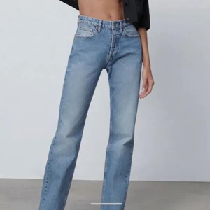 Zara straight leg jeans - Säljer nu mina straight leg jeans från zara i storlek 34. Finns inte kvar på zaras hemsida. Skriv om ni vill ha fler bilder! 
