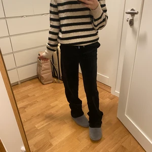 Stickad randig tröja  - Den träbrits randiga stickade tröjan från h&m har andvändning några gånger men andvändning tuvär inte längre 