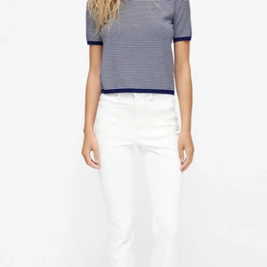 Randig t shirt - Säljer denna jätte fina stickade t shirten som är randig och har guldknappar på ena axeln. Använt två gånger❣️