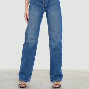 Bik Bok jeans  - Säljer mina bik bok jeans i blå och vit.Dem är i bra sick men båda är dessvärre avklippta så dem passar nån runt 1,50-1,60 beror lite på hur men vill att dem ska sitta. Bilderna är lånade från hämsidan. Vill ni har fler bilder kan ni kontakta mig. (Pris kan diskuteras) (säljer pga dem är för små) 🧸💞