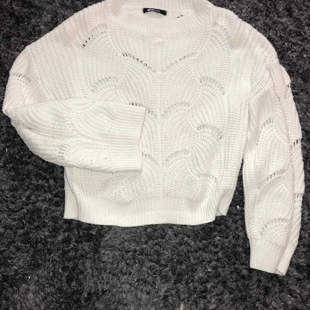 En stickad vit tröja från ginatricot, fint skick . Tröjor & Koftor.