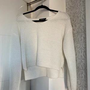 Stickad tröja - Från boohoo, storlek S. Lite nopprig men knappt använd! Rätt tunn och kort i modellen!✨ (Köparen står för frakt) 