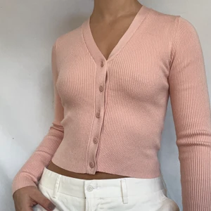 rosa kofta - Rosa kofta i mjukt skönt material. Plagget är i gott defetfritt skick. Visas på en S. 57kr spårbar frakt tillkommer 