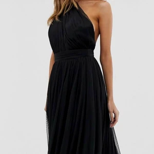 BALKLÄNNING - Världens finaste balklänning som jag hade i 9:an! Har använt den en gång, uppsydd hos en skräddare så passar en som är 160-167 skulle jag säga. 💕💕