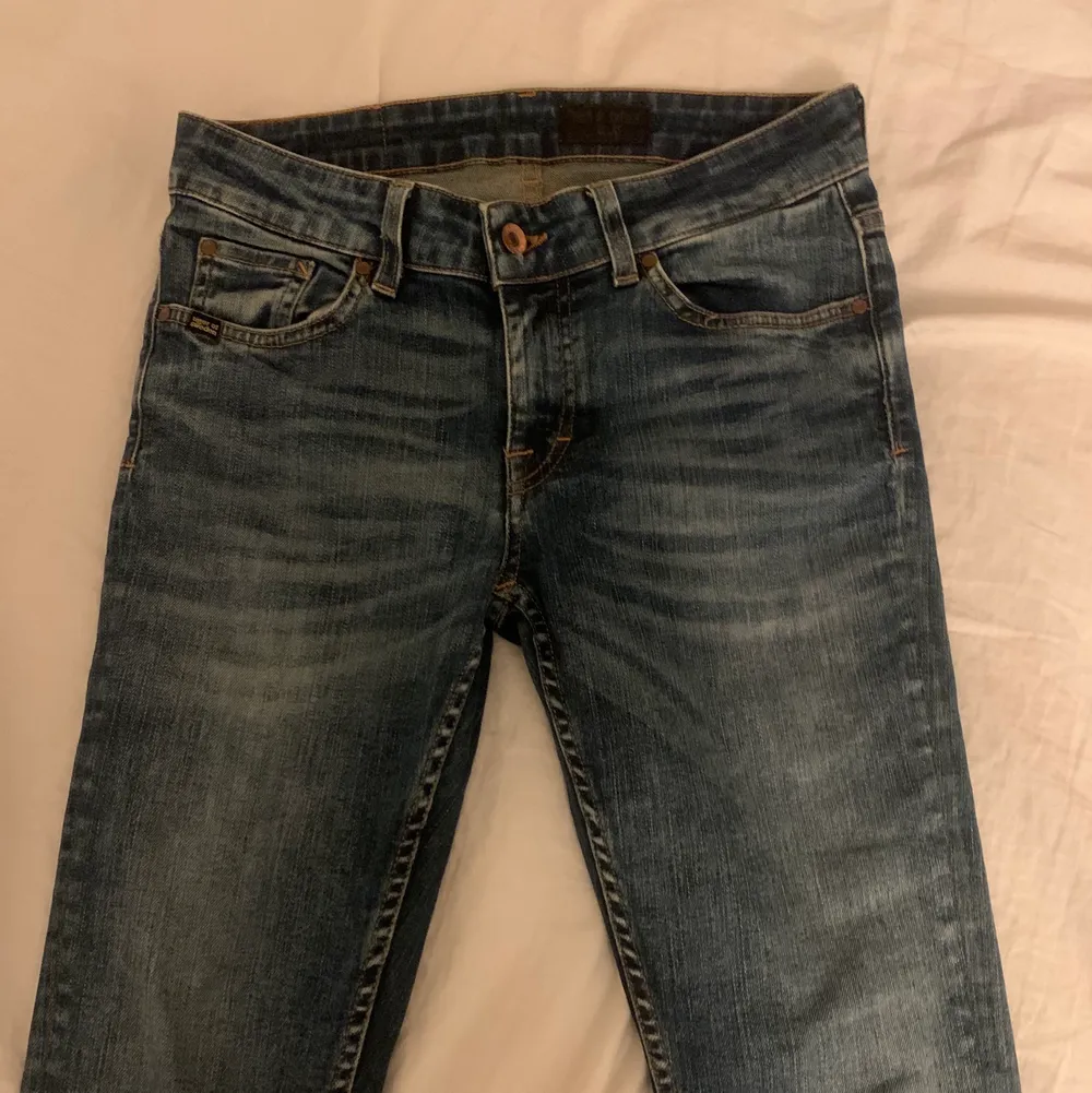 Bootcut jeans från tiger of sweden! Orginalpris ca 1200.  Skriv för o se mer lappar❤️ små på mig som är 170.. Jeans & Byxor.