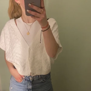 Stickad tröja - En super fin stickad väst från tyvär okänt märke för att jag fick den i julklap, super fin till våren och sommaren och väldigt skön. Storlek är också okänd tyvär men skulle gissa på cirka s/m. Säljer pga att den inte kommer till användning😊 (köparen står för frakten)