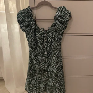 Grön klänning 💚 - Storlek L men är mer som en S, aldrig använd och prislappen är kvar.  Vid mer bilder eller frågor så skicka iväg ett pm. ⚡️ 