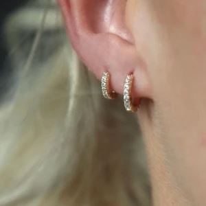 Örhängen med stenar - se beskrivning  - Örhängen av mässig och pläterade med 14 karats guld. Säljer båda storlekarna! De små kostar 50kr och de större kostar 60kr! Första bilden är lånad! 