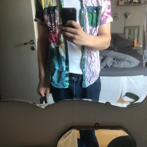 Soft desigual skjorta. strl M  - En najs skjorta som jag införskaffa för ett antal år sedan på humana typ. Säljer då den e lite liten i armarna på mig men gillar den verkeligen. Använd typ 10-15 gånger skulle jag gissa. Riktigt skönt och luftigt material så passar bra till sommaren typ!