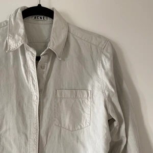 AcneStudios skjorta  - Riktigt snygg skjorta i 100% lyocell från Acne ! Riktigt skönt material med andra ord och sitter väldigt snyggt på <3 knappt använd alls! 