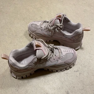 FILA Ray Tracer - FILA ‘Ray Tracer’ Grey with shades of pink Size 36 - 36 1/2  Brand new sneakers, never used before! It was a gift, but I’m selling them because they’re not my size.  For more info Dm me :)