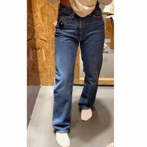 Weekday jeans  - Säljer dessa superfina mörkblåa jeans från weekday. Sitter snyggt oversized på mig. Knappt använda säljer för de inte kommer till användning🥰
