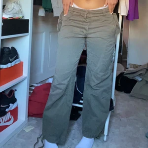 skitcoola mid/low waist cargo pants - Säljer mina skitfeta cargo byxor då dom är lite för små⚡️står ingen storlek på byxorna men skulle säga att det är ungefär en 36 beroende på hur du vill att dom ska sitta💗 (midjemått 40cm och innerbensmått 73 cm) 💗 köp direkt för 450+ frakt annars så lägg ett bud❤️