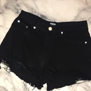 Svarta shorts - Svarta shorts från Asos. Storlek 34 med slits. Aldrig använda. Säljer för 40kr(ink frakt)