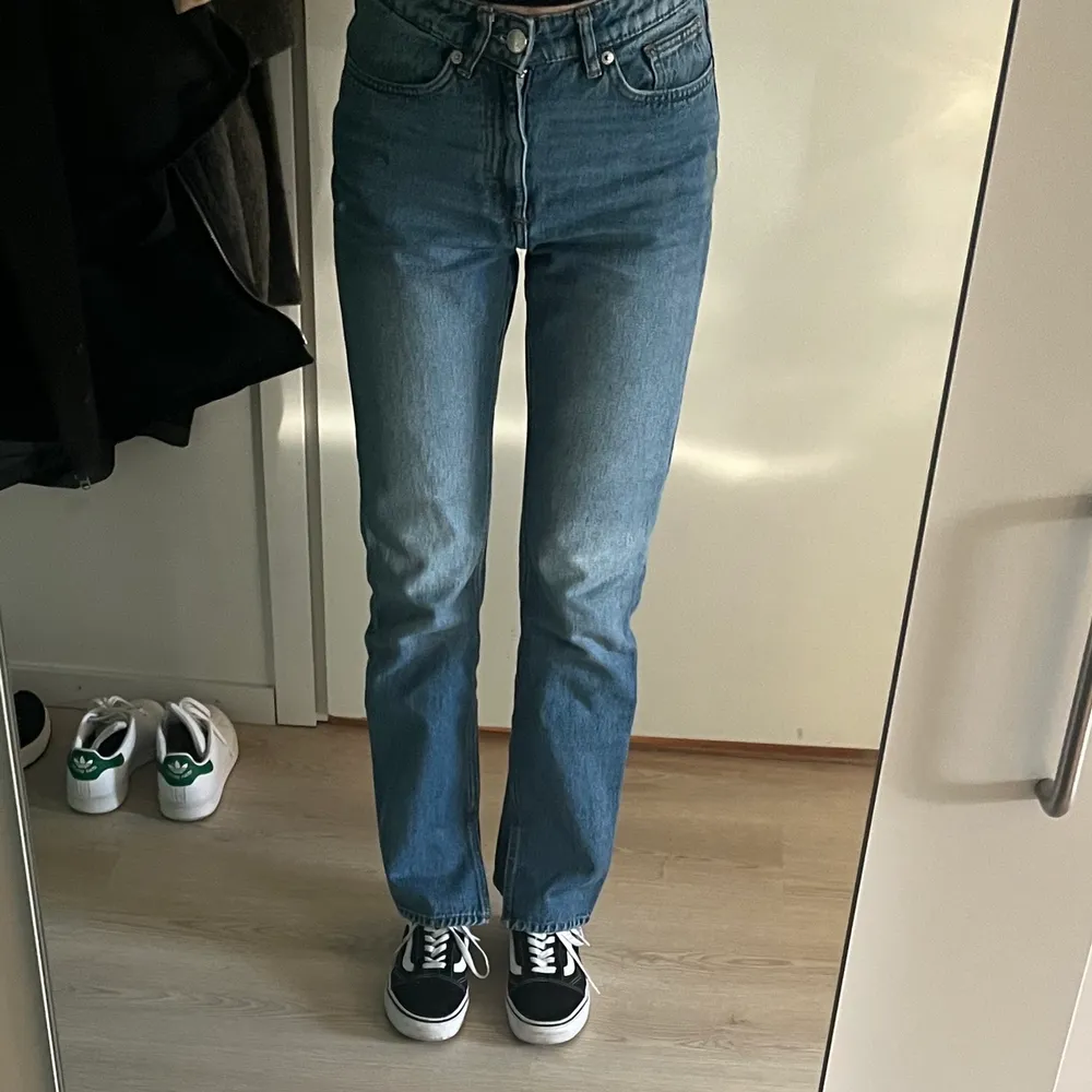 Raka jeans med en slits från monki i strl 25. Tyvärr lite för korta för mig som är 172 cm. Modellen finns inte kvar på monkis hemsida.. Jeans & Byxor.