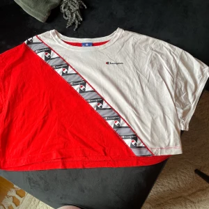 Champion cropped top - En röd och vit champion cropped tröja. Använd ett fåtal gånger