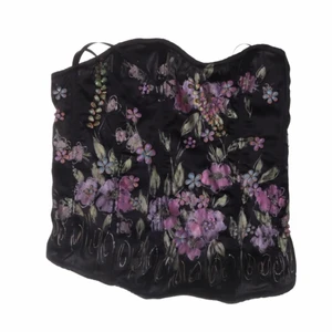 Korsetttopp - Den finaste korsetttoppen köpt på beyondretro men kommer tyvärr inte till användning. Verkligen supervacker med broderade blommor, bilderna gör den verkligen inte rättvisa💖💖 (har lite olika inställningar så passar nog xs-m)