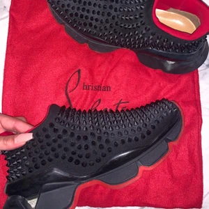 Christian Louboutin skor - Säljer mina Christian louboutin sneakers, använt några gånger i storlek 36❤️🖤