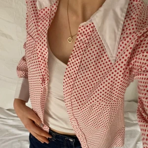 Prickig skjorta❤️ - En skjorta med vit bas, armar och krage med röda prickar. Bra skick och form. 