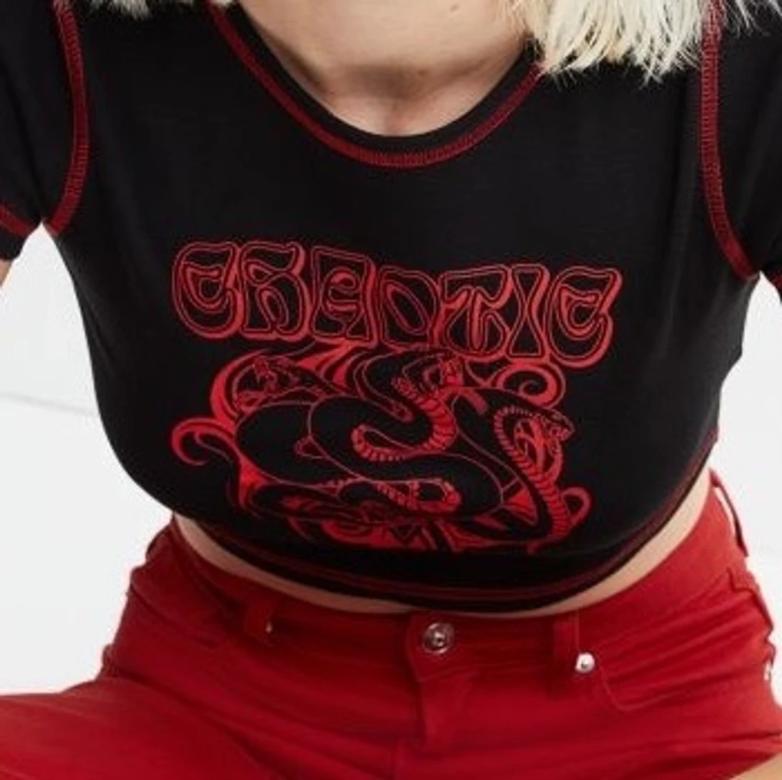 Svart röd crop top 