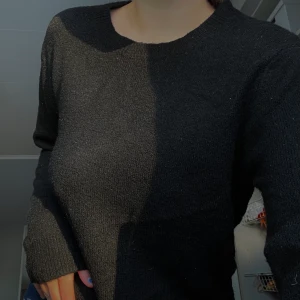 Stickad tröja, HM, XS  - En svart stickad tröja från HM i storlek XS, passar även S! Köpt för ca 100:-, säljer för 40:-. Köparen står för frakten⚡️