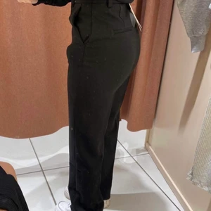 Kostym byxor - Säljer då dom ej passar mig endast testade i ett provrum, ny pris 399