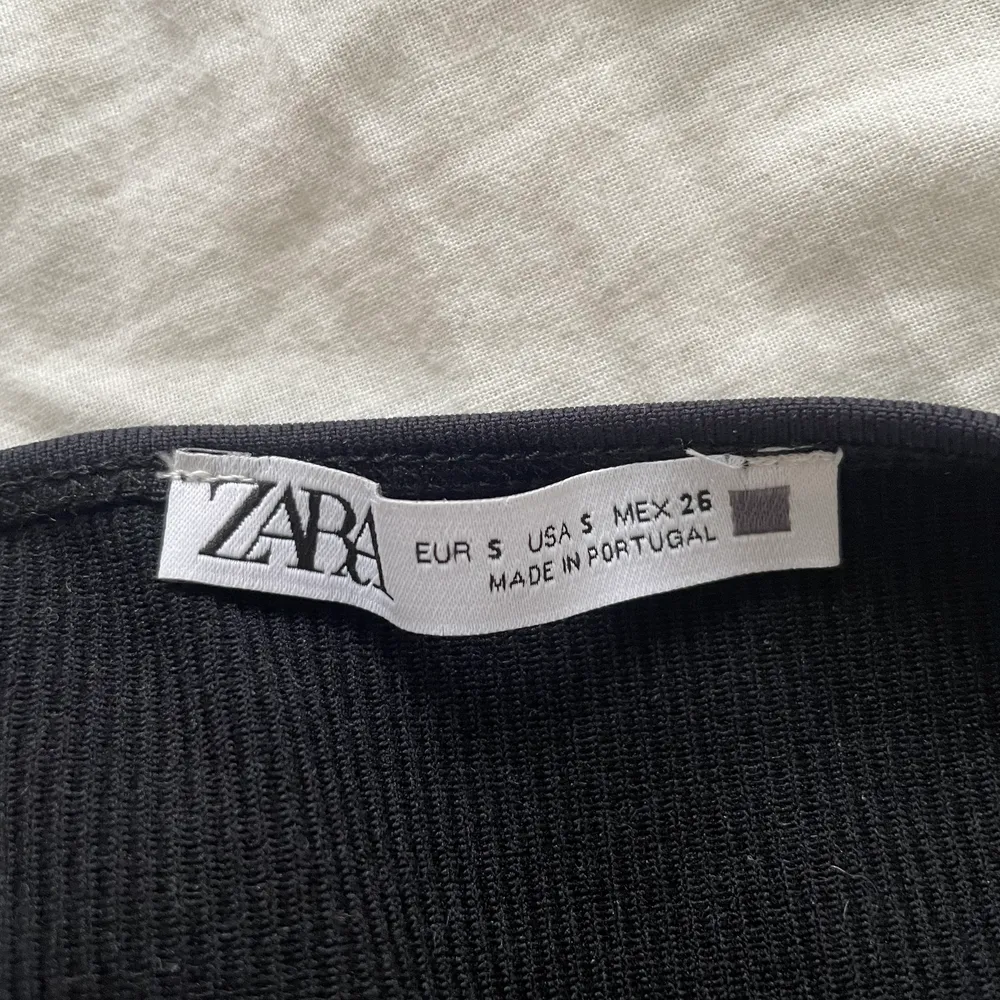 Säljer denna populära toppen från Zara i stolrlek S, helt oanvänd och därav i nyskick💓💓 Materialet är stretchigt och inte genomskinligt <3. Toppar.