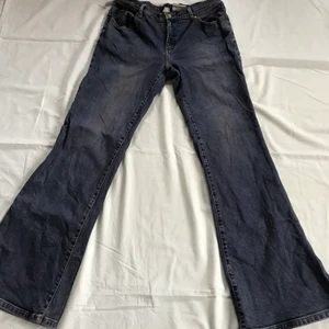 90-tals jeans - svagt utsvängda jeans från lee cooper! strl 32/32. bra skick, lite svagt rödtonade. lite stretchiga. jag på bilden är 160 och brukar ha S och strl 27,28 i byxor och de är lite förstora i midjan på mig. Kan skicka fler bilder eller mått vid begäran. Om fler är intresserade blir det budgivning. Kolla gärna in mina andra annonser, samfraktar gärna🐅