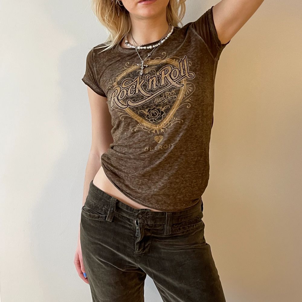 Jättefin brun t-shirt i luftigt material. Trycket är ”Rock’n Roll” från Hard Rock Café. Passar strl S. T-shirts.
