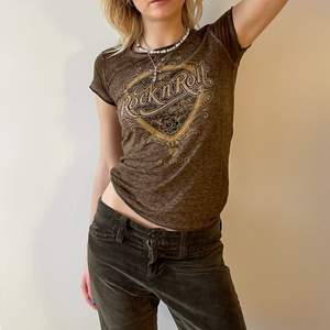Jättefin brun t-shirt i luftigt material. Trycket är ”Rock’n Roll” från Hard Rock Café. Passar strl S