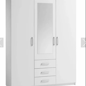 Säljer Garderob - Säljer min garderob på grund av att jag ska flytta.Den är endast använd några månader och jag köpte den för 3299 kr på Jysk.Den är vit,har en spegel och är 151•200 För mer detaljerat kan du kontakta mig!