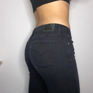 Svarts Low waisted levis jeans! - Säljer dissa snygga levis low waist flare jeansen. Bra skick, passar en 38/M. Jag är 169cm och dom är lite korta!! 200kr, om högt efterfrågat gäller bud i kommentärna💕