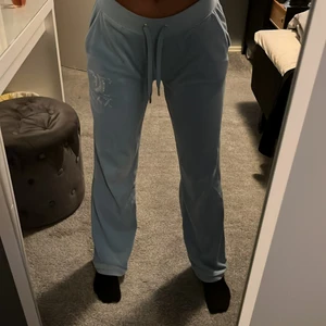 Ljusblå juicy catour byxor  - Säljer nu mina ljusblå juicy catour byxor som knappt kommit till andvänding då jag har ett par svarta också. Byxorna köptes slutet av sommaren 2021 och har knappt använt dem 