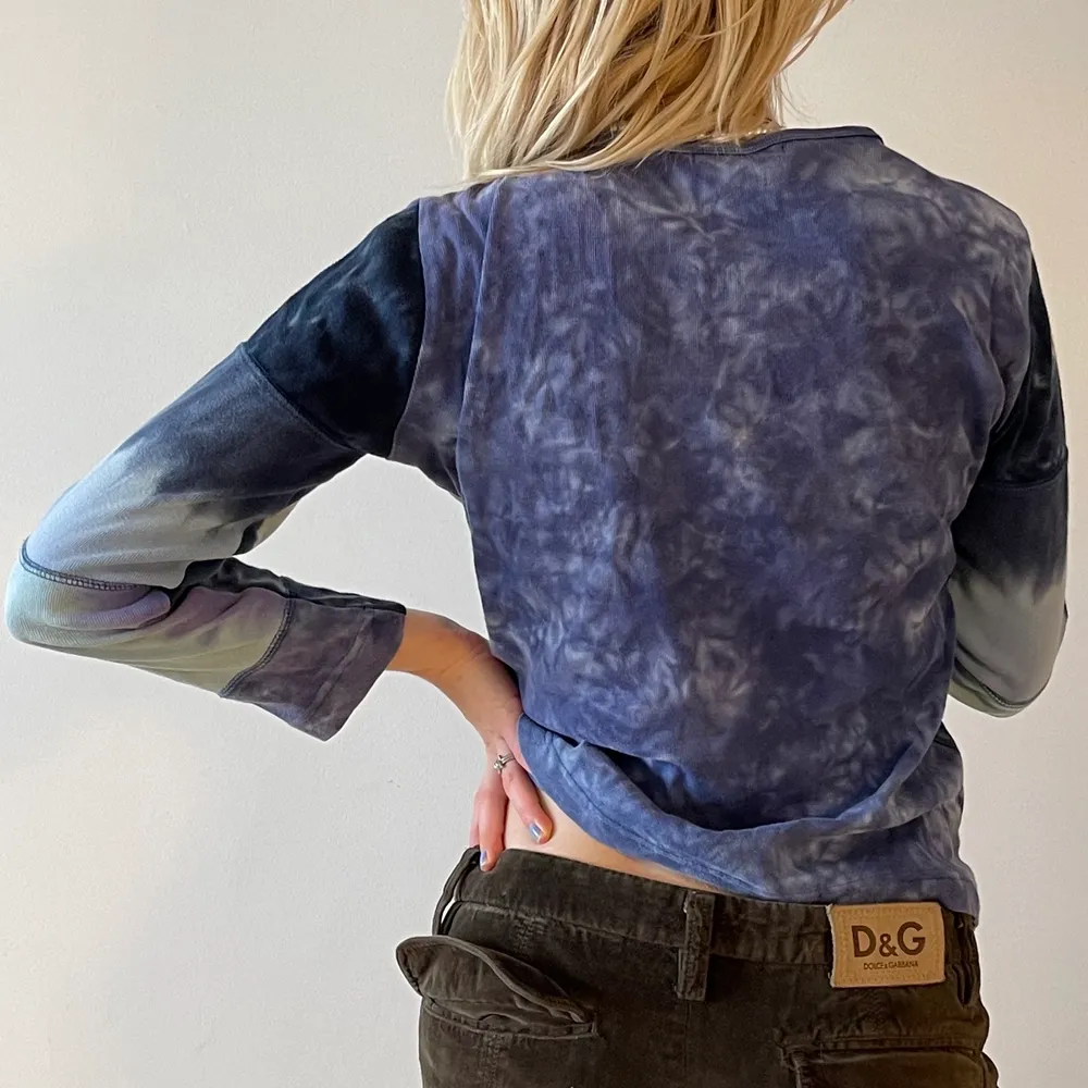Den här fantastiska tröjan ser ut att vara tagen direkt ur Phoebe Buffays garderob, men icke! Den är tagen ur Samuel Lejons. De blåa färgerna och dess unika tryck är något som påminner om himlen. . T-shirts.