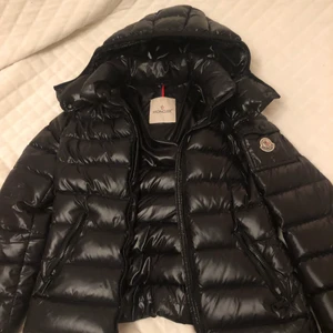 Moncler jacka maya - Kör en INTRESSEKOLL på min ursnygga moncler jacka i modellen maya och storlek 1. Köpt på birger Jarlsgatan 13, 2019 för lite mer än 13000. Inga skador eller liknande så skicket är 10/10. Vill helst sälja men kan även tänka mig att byta mot en blå:)